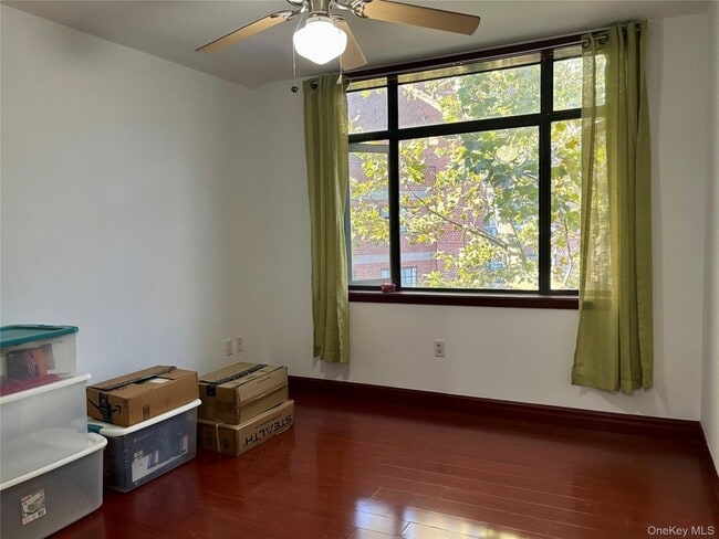 Foto del edificio - 132-29 Blossom Ave