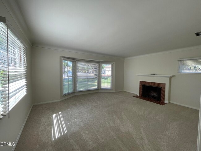 Building Photo - 240 W Live Oak St