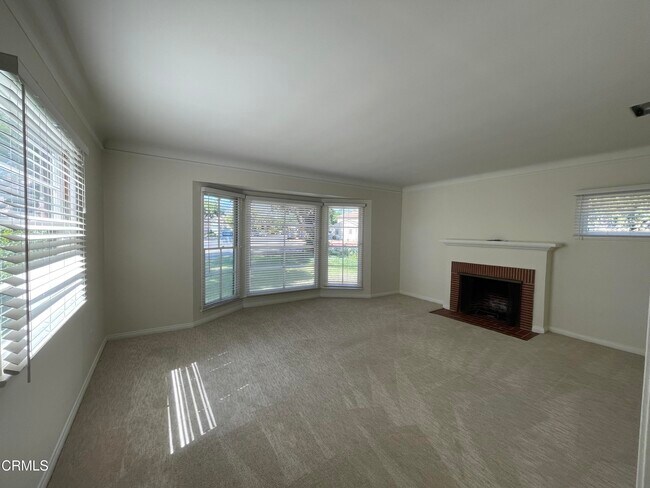 Foto del edificio - 240 W Live Oak St