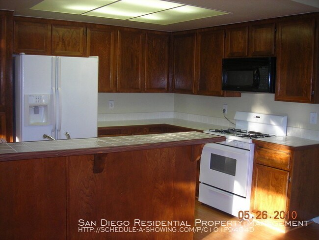 Building Photo - 367 N Melrose Dr