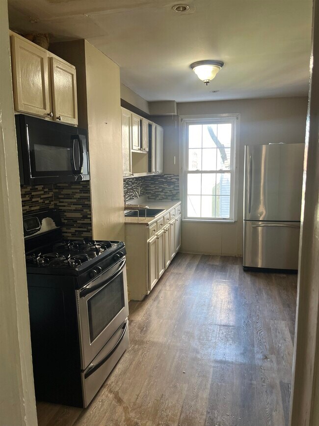 Building Photo - 630 37th St