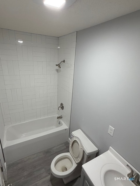 Building Photo - 122 River Rd