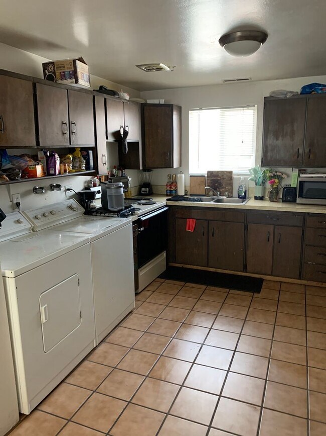 Foto del edificio - Cozy 2-Bedroom Apartment in Central Provo – Available Now!