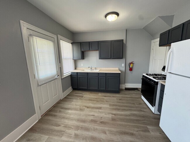 Foto del edificio - For Rent – Pet-Friendly 2 Bed, 1 Bath Town...