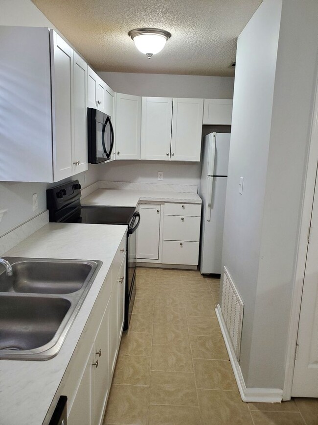 Building Photo - **Newly remodeled kitchen **  2 bedroom, 2bath Isle of Hope home with fenced in backyard and scre...