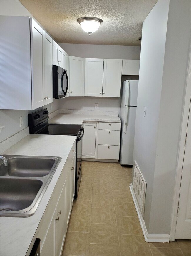 Foto del edificio - **Newly remodeled kitchen **  2 bedroom, 2bath Isle of Hope home with fenced in backyard and scre...
