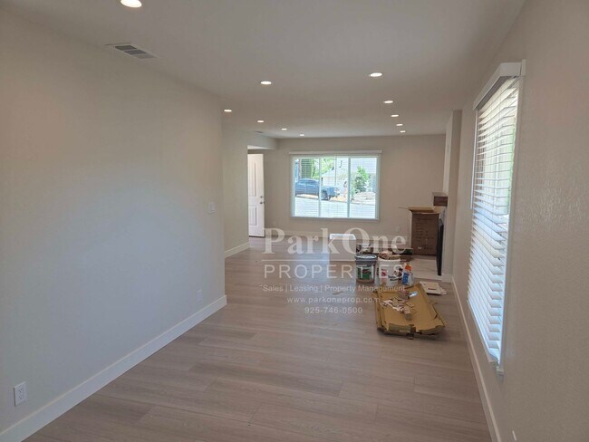 Building Photo - Super Cute and Updated Cottage near Downtown