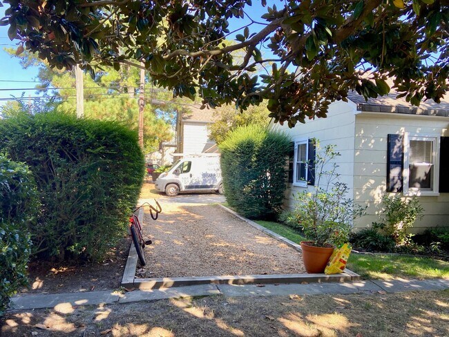Building Photo - 2BD/1BA Vintage Beach Cottage in Old Beach...