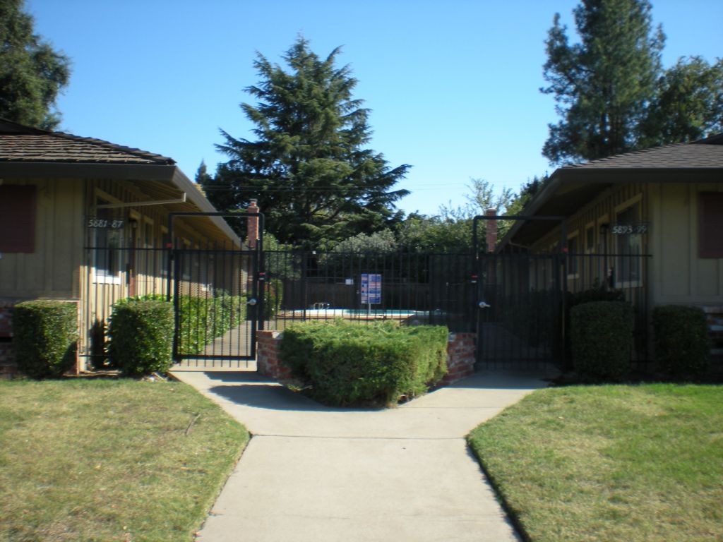 Building Photo - 5821-5927 S Land Park Dr