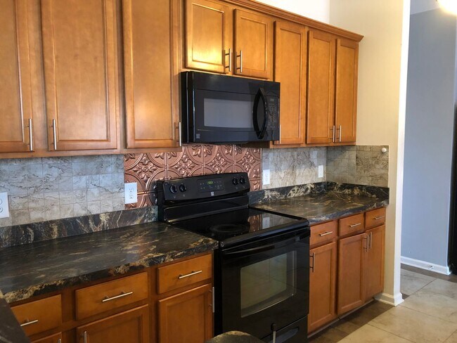 Building Photo - READY TO MOVE IN! PRICE REDUCED! 3 Bedroom...