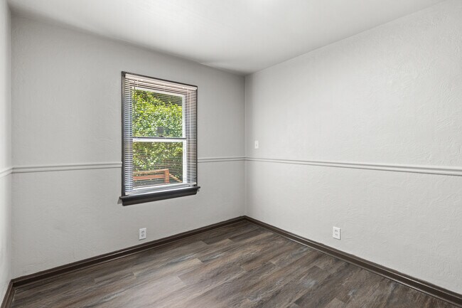 Building Photo - 5 Belleville Ct