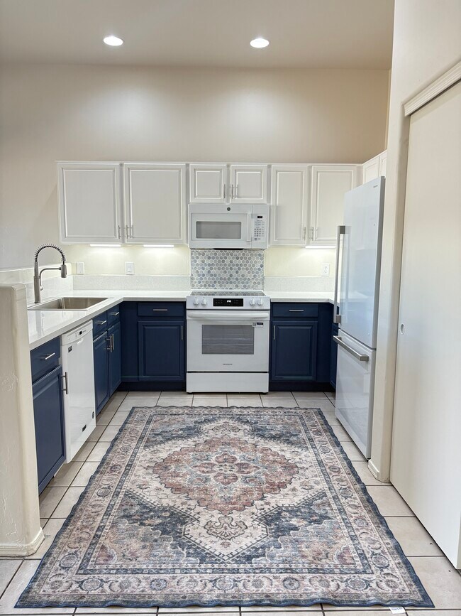 Unidad de cocina n.° 2 recientemente renovada - 8519 E Seabury Ct