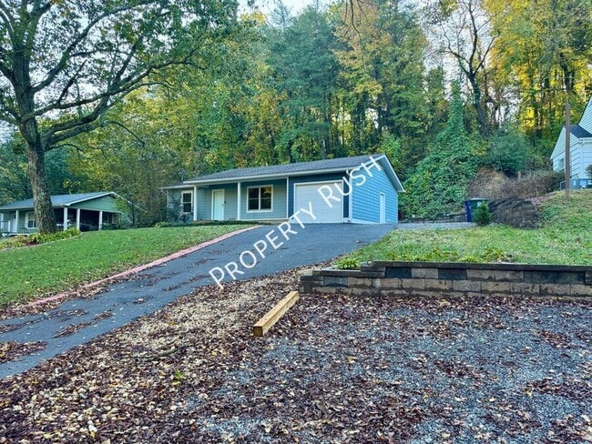 Building Photo - 1110 Fernway Cir