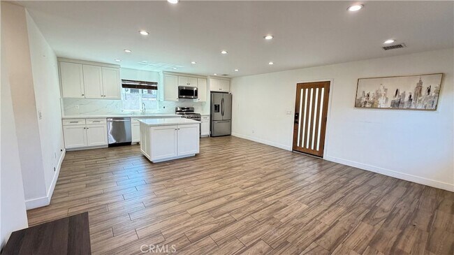 Foto del edificio - 7257 Wilbur Ave