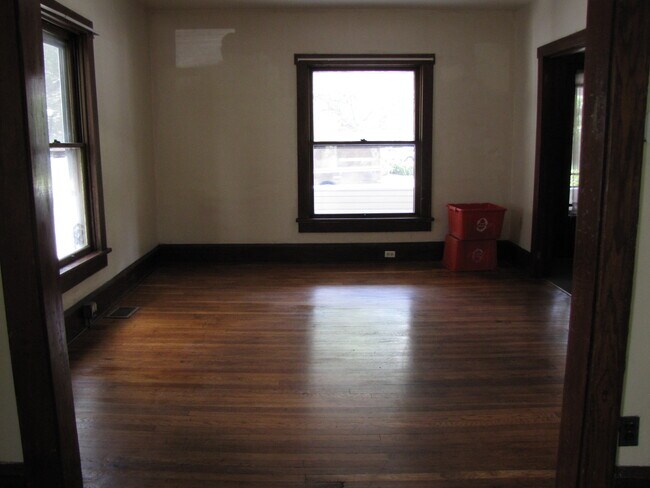 viviendo - 242 S Atherton St