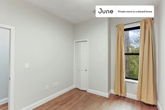 Foto del edificio - Private bedroom in 4 bed/1 bath Home