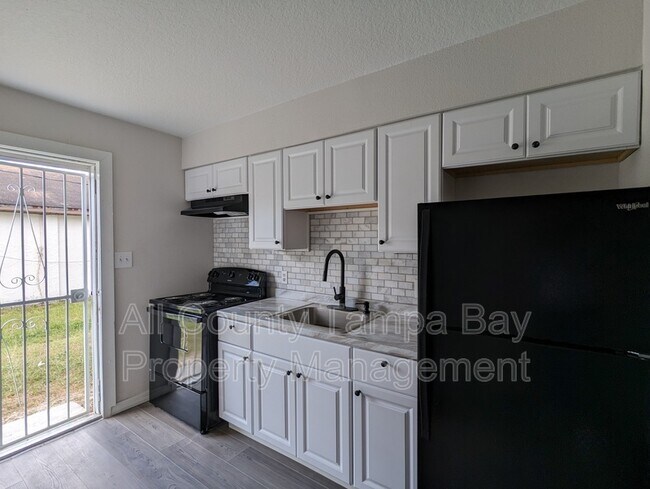 Building Photo - 404 W Columbus Dr