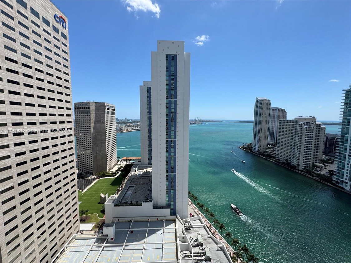 Foto principal - 300 S Biscayne Blvd