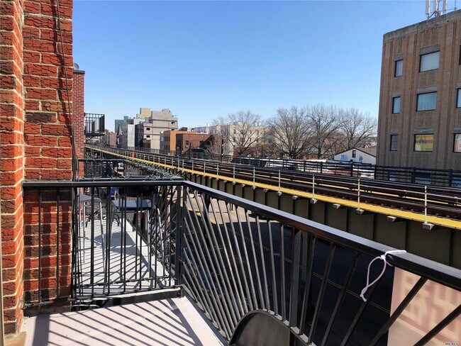 Building Photo - 31-24-31-31 31st St