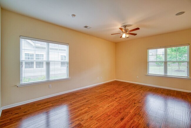 Foto del edificio - Gorgeous 3 BR, 2.5 BA, Fenced Backyard - D...