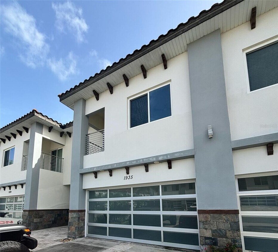 Foto principal - Providence Townhome For Rent