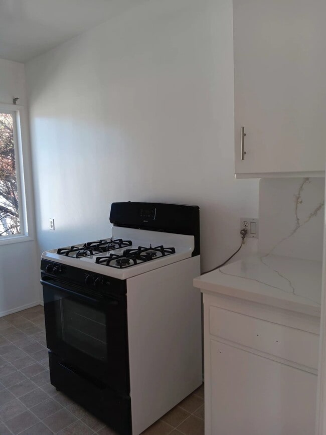 Building Photo - 2100 N Verdugo Rd