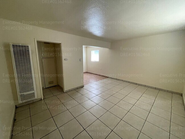 Building Photo - 2 bedroom 1 bathroom house.