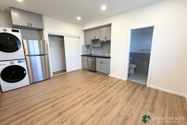 Foto del edificio - Fully Remodeled Studio with In-Unit Washer and Dryer