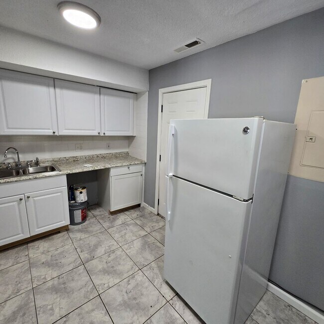 Building Photo - Available NOW— 2 bd/1.5ba townhome near Do...