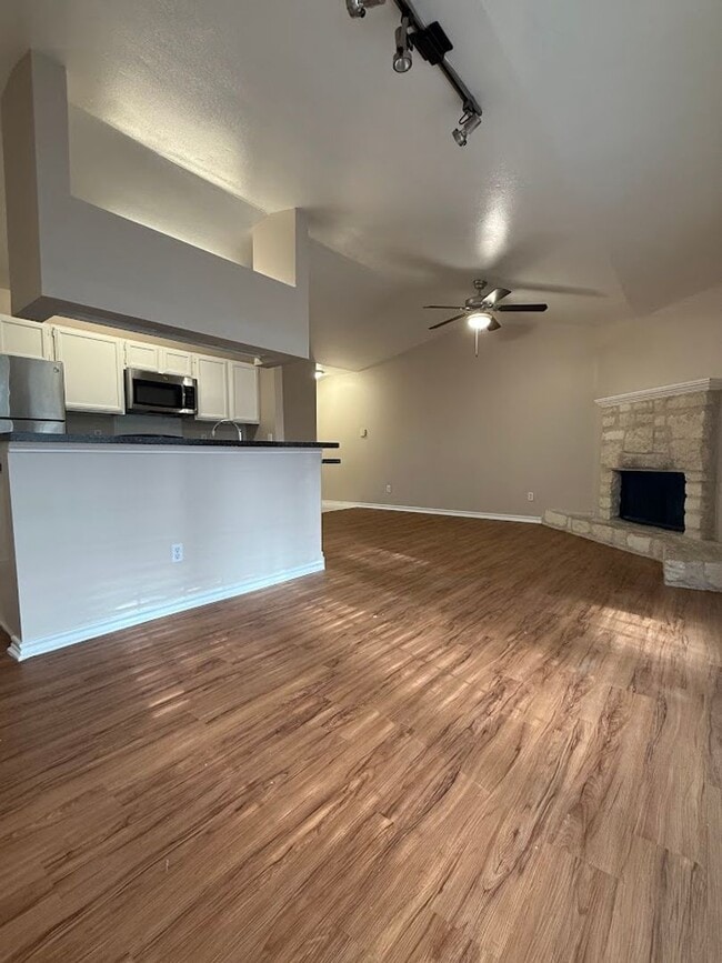 Foto del edificio - Awesome Huge 1 BD with Garage - Dog Park - Resort Pool - $1195