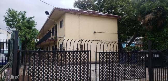 Foto del edificio - 3707 Maple Ave