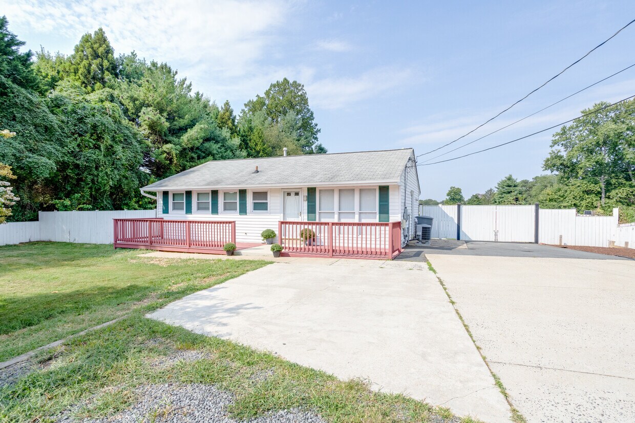 Photo - 5024 Backlick Rd (Annandale, VA)