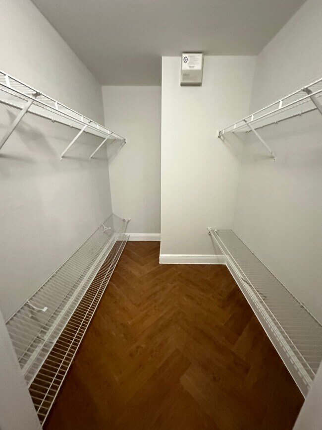 Foto del edificio - 1706 Kismet Pkwy E
