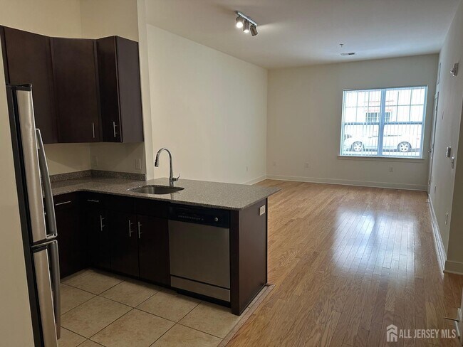 Foto del edificio - 88 Roosevelt Ave