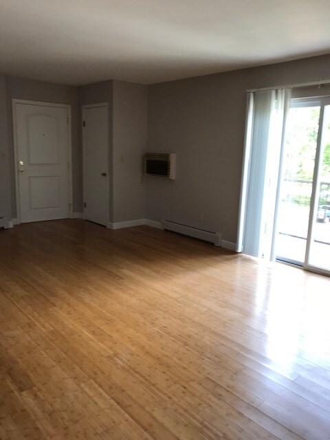 Sala de estar con balcón - 7076 New Yorker Ave