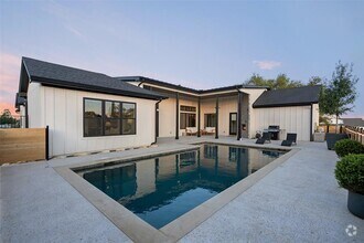 Building Photo - 325 Stockman Dr