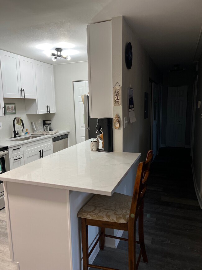 Building Photo - 1400 Golden Cir