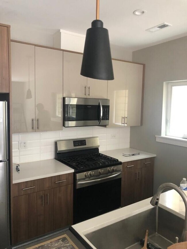 Building Photo - 3 bedroom in Chicago IL 60608