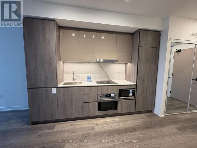 Photo du bâtiment - 8 Interchange Wy