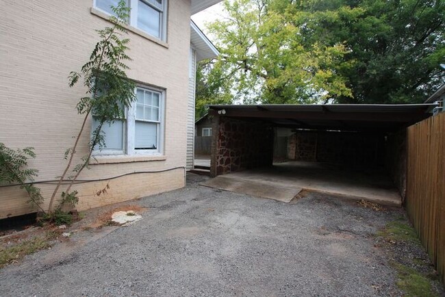 Building Photo - 4 Bedroom 2 Bath Duplex! Available Now!