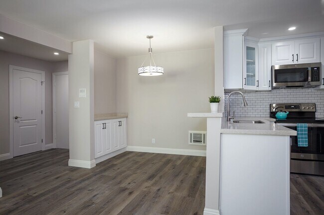 Building Photo - Newly Renovated 2 Bed + 2 Bath Condo in Pr...
