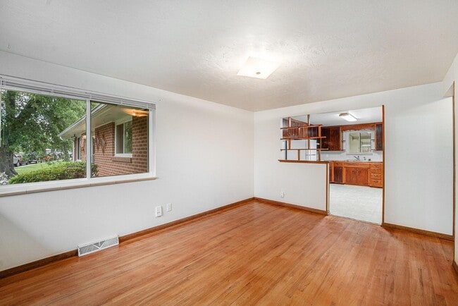 Building Photo - 1135 Judson St