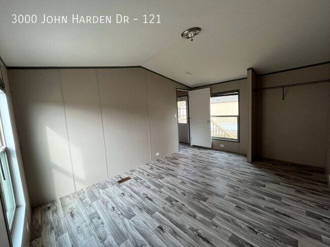 Foto del edificio - 3000 John Harden Dr