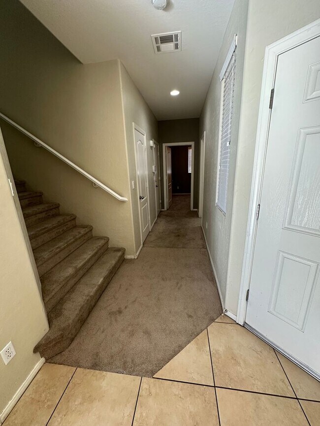 Foto del edificio - 4-Bedroom Gated Mountain’s Edge Home with Loft & Downstairs Bedroom