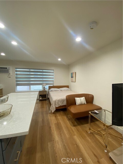 Building Photo - 827 S Manhattan Pl