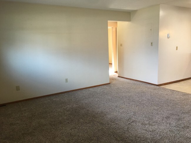 2 Bed, 1 Bath, Pet Friendly, Avail. May 1 - 253 3rd Ave NE