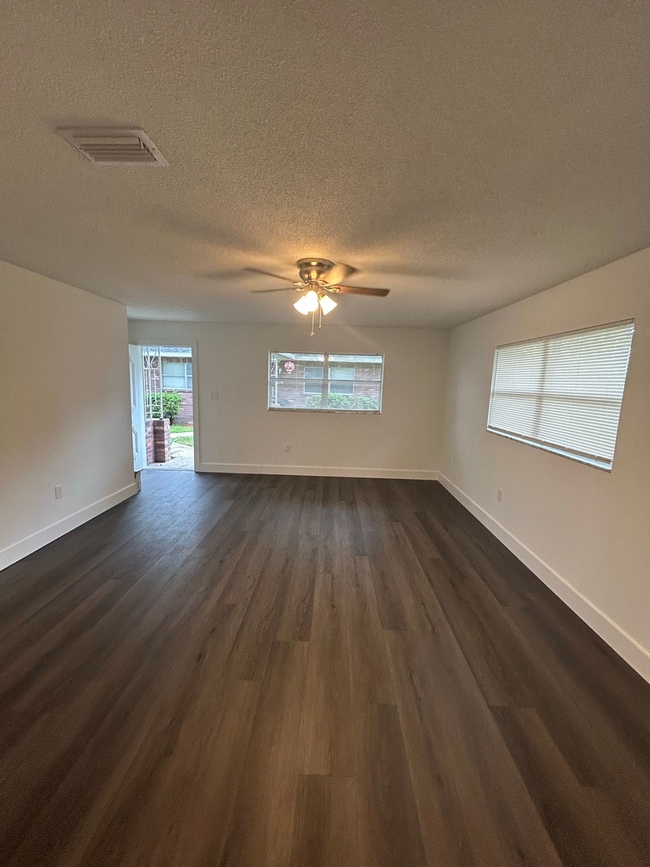 Building Photo - Central Lakeland Duplex