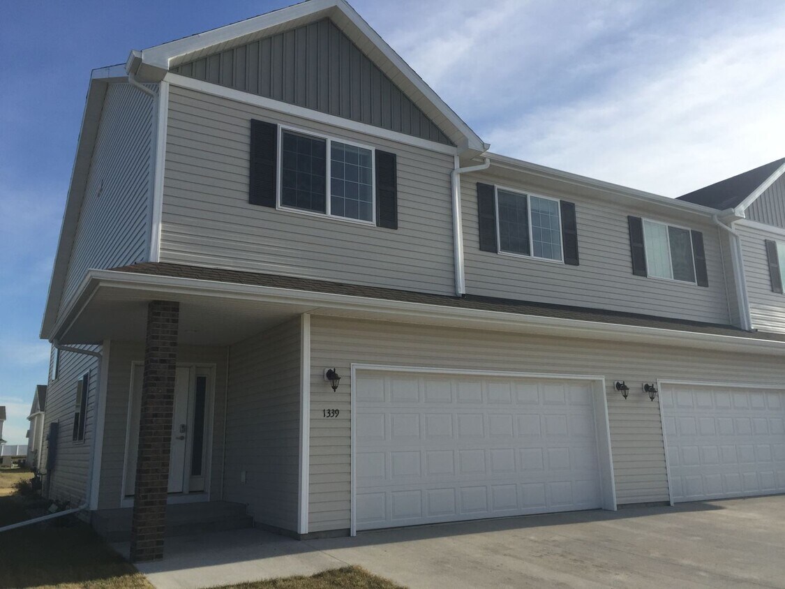 Foto principal - 3 Bed 3 Bath Twin Home