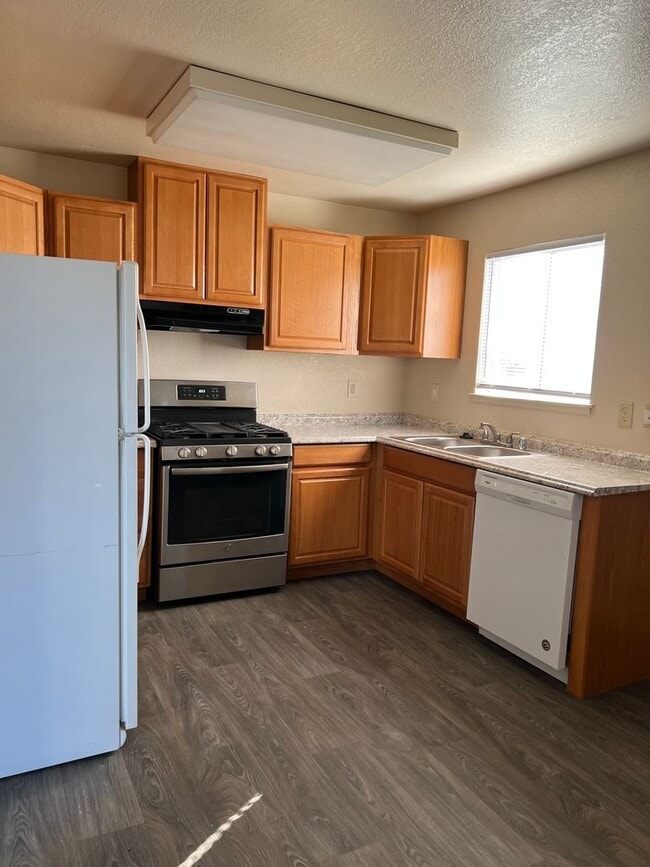 Building Photo - 991 Del Rio Dr