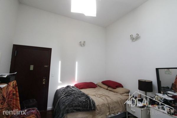 Foto del edificio - 223 Montrose Ave
